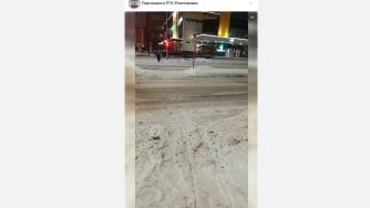 снег на тротуаре