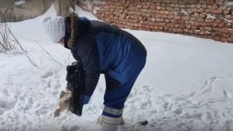 человек убирает голову в мешок