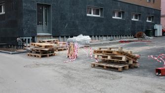 Складирование мусора в городском дворе.