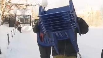 выносят стулья