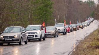Автомобили колонной двигаются по дороге.