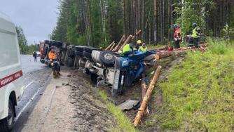перевернутый грузовик в Сегежском районе
