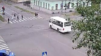 Автобус проехал на красный