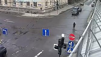Неадекватный человек ходил по улицам и перекресткам Петрозаводска.