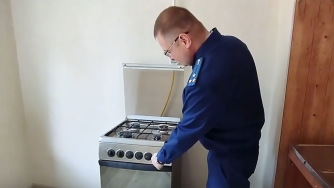 Прокурор оценивает состояние жилья для сирот.