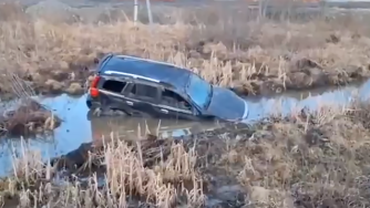 Автомобиль в кювете после ДТП.