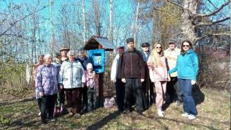 деревенские активисты на месте будущей часовни