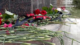 Цветы на мемориале