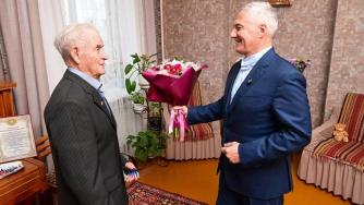 Артур Парфенчиков поздравляет ветерана