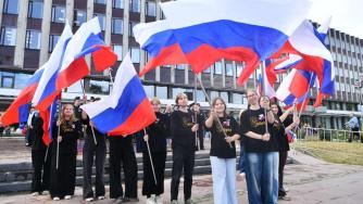 дети с флагами России
