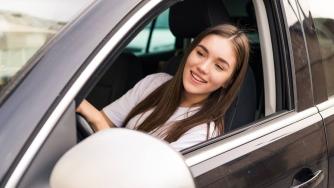 девушка за рулем автомобиля