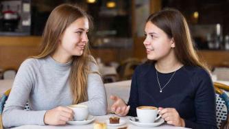 девушки в кафе