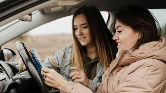 девушки в автомобиле