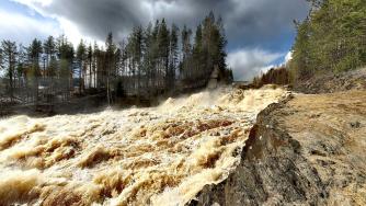 30-метровый водопад Гирвас в Карелии.