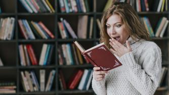 Девушка читает книгу