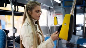 девушка в автобусе