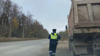 остановленный грузовик