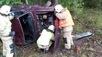 опрокинувшийся автомобиль