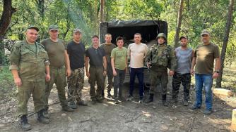 группа волонтеров передала гуманитарную помощь 