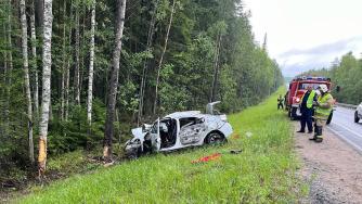 Автомобиль в кювете после аварии.