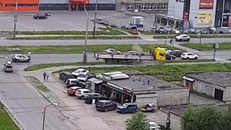 грузовик на газоне