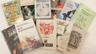 книги на столе
