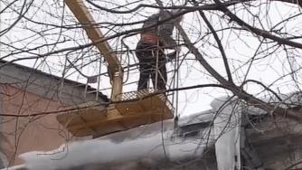 чистят крышу