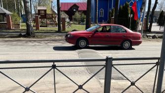 Машина въезжает на дорожное препятствие