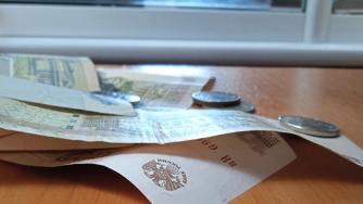 деньги на столе по лучами света
