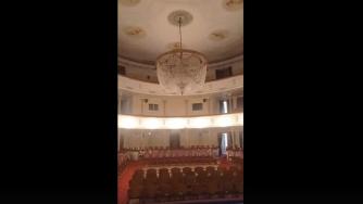 люстра в театре