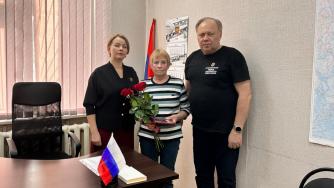Вручение медали матери участника СВО