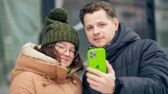Молодая пара с телефоном
