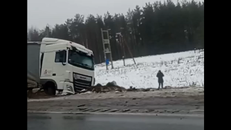 фура в кювете