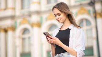 девушка с телефоном