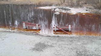 скамейки в воде в парке Патриот