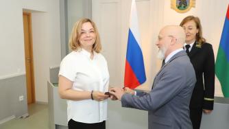 Шандалович вручает Пиванковой удостоверение