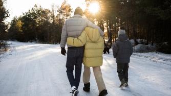 родители гуляют с ребенком