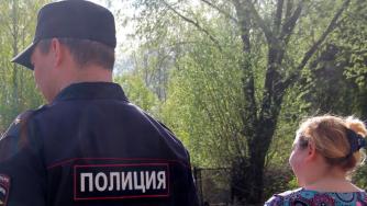 Полицейский опрашивает граждан