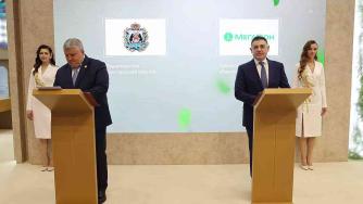 Помбухчан и Дронов подписывают соглашение_мегафон