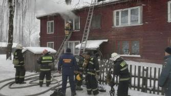 пожарные тушат пожар