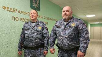 Приставы спасли водителя