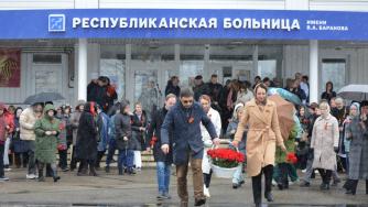 Памятник погибшим медикам у Республиканской больницы