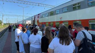 пассажиры на перроне