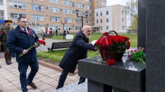 Шандалович возлагает цветы