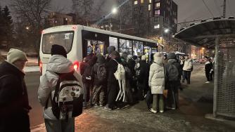 Школьники на остановке