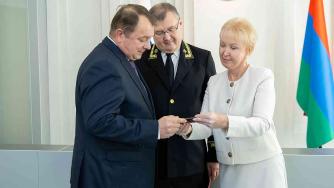 Шмаеник вручает удостоверение мирового судьи