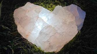 сердце из розового кварца