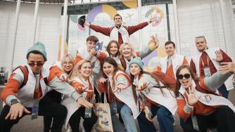 группа молодежи на слете