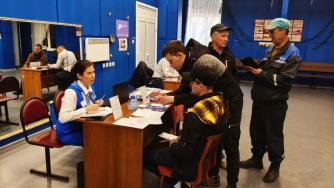 сотрудники кадрового центра и Финансбюро