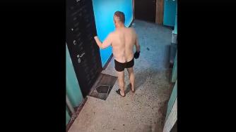 мужчина в подъезде